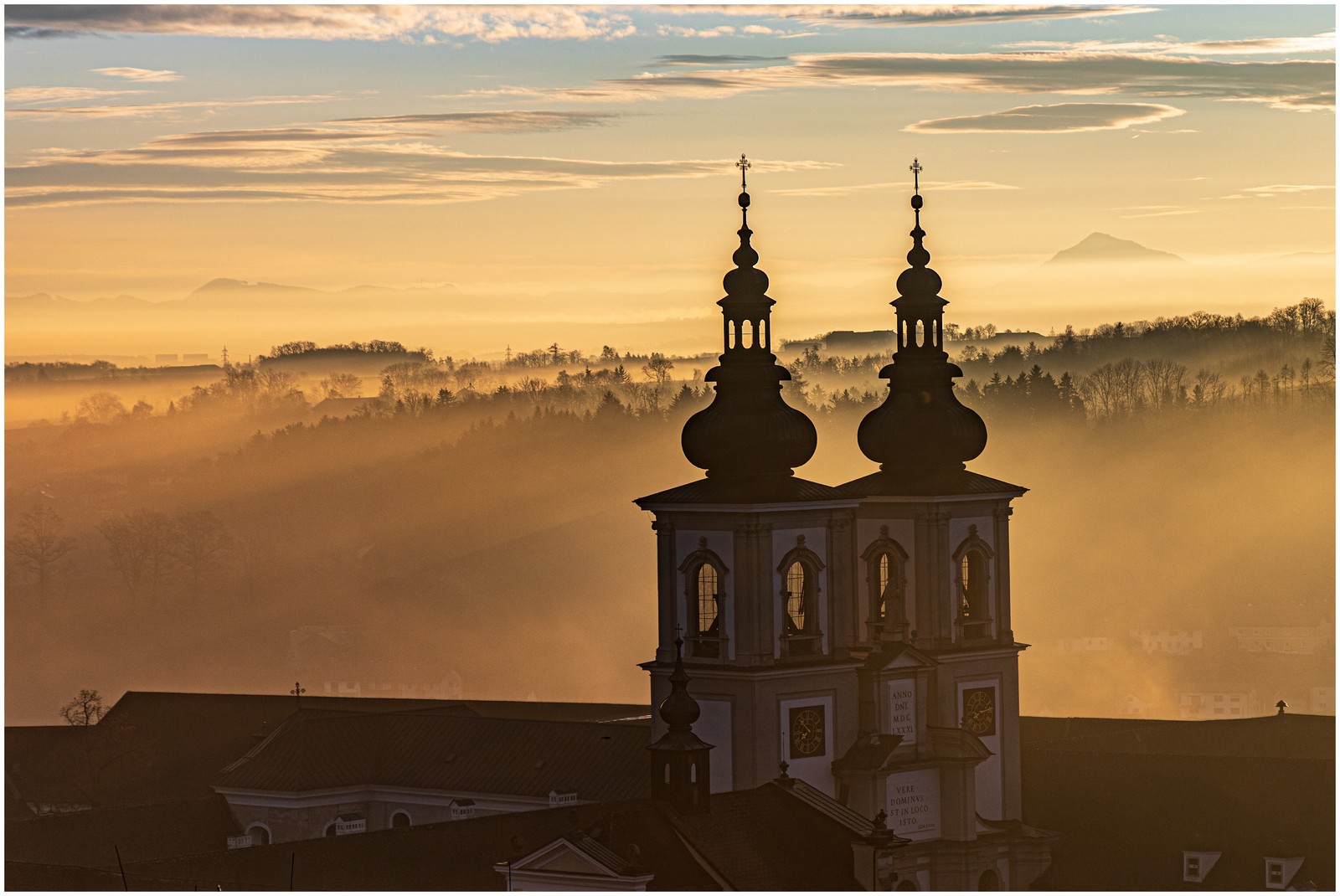 Im Vordergrund die Türme der Stiftskirche